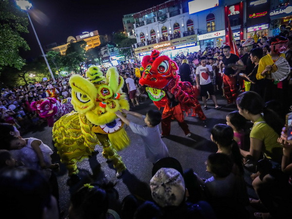 Không gian đi bộ hồ Hoàn Kiếm bắt đầu khẳng định tính hiệu quả ảnh 1