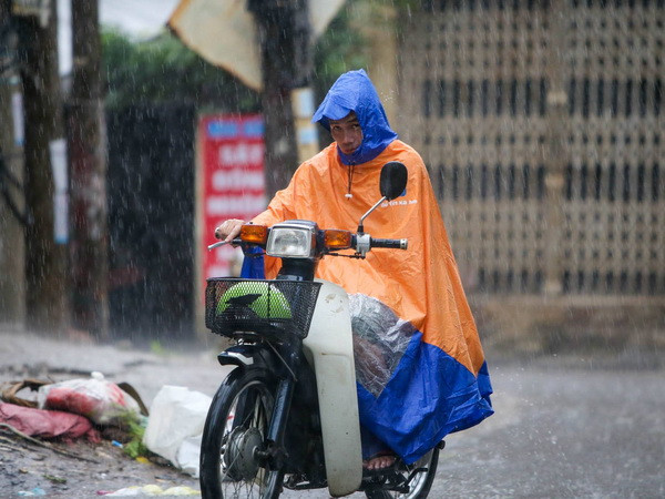 Vùng áp thấp tiếp tục mạnh thêm, cả nước có mưa rào và dông ảnh 1