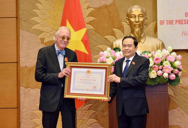 Phó Chủ tịch Thường trực Quốc hội Trần Thanh Mẫn thay mặt Lãnh đạo Đảng, Nhà nước trao tặng Huân chương Hữu nghị của Chủ tịch nước Cộng hòa xã hội Chủ nghĩa Việt Nam cho ông Anders Johnsson, nguyên Tổng Thư ký Liên minh Nghị viện thế giới (IPU). (Ảnh: Phạm Kiên/TTXVN) Trao tặng Huân chương Hữu nghị cho nguyên Tổng Thư ký IPU ảnh 1