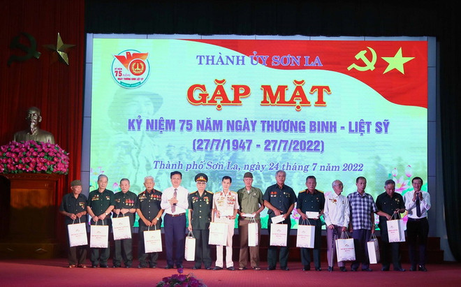 Ban tổ chức trao quà cho các các thương, bệnh binh, gia đình người người có công với cách mạng trên địa bàn thành phố Sơn La. (Ảnh: Quang Quyết/TTXVN) Sơn La: Tri ân thương binh, thân nhân gia đình liệt sỹ, người có công ảnh 1