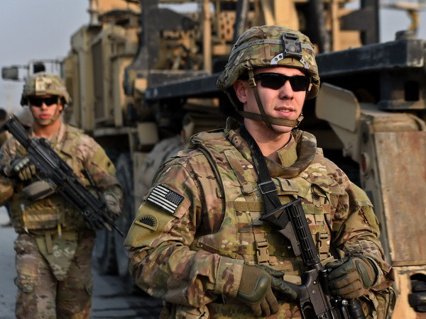 Binh sỹ Mỹ điều tra tại hiện trường một vụ đánh bom ở Kabul, Afghanistan. (Nguồn: AFP/TTXVN) Tổng thống Mỹ cho phép quân đội mở rộng vai trò tại Afghanistan ảnh 1
