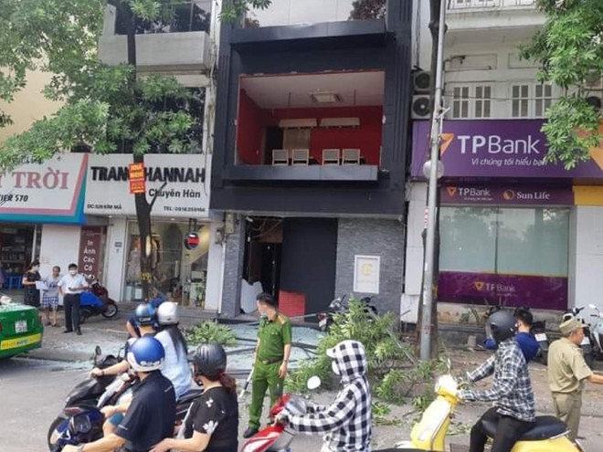 Hà Nội: Nổ bình gas tại phố Kim Mã, khung kính rơi trúng xe taxi ảnh 1