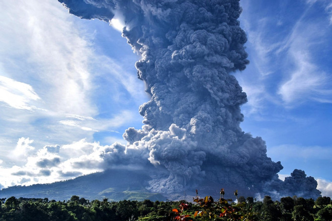 Indonesia: Núi lửa Sinabung phun trào khói bụi cao 5km ảnh 1