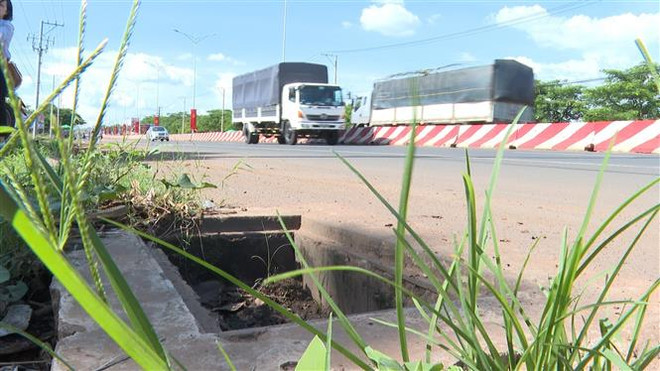 Bình Phước: Lắp mới toàn bộ nắp hố ga bị mất cắp trên đường ĐT.741 ảnh 1