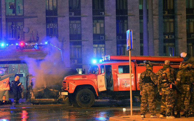 [Photo] Ukraine: Đánh bom nhằm vào xe thủ lĩnh ly khai Donetsk ảnh 2