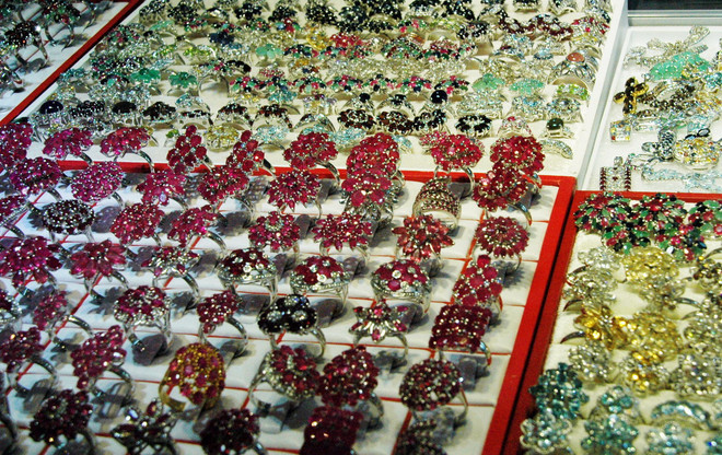 [Photo] Gần 100 công ty tham dự Hội chợ đá quý Campuchia ảnh 1