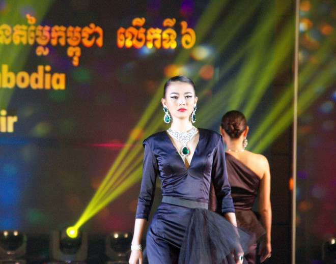 [Photo] Gần 100 công ty tham dự Hội chợ đá quý Campuchia ảnh 7