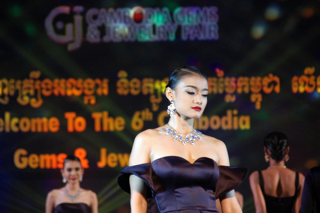 [Photo] Gần 100 công ty tham dự Hội chợ đá quý Campuchia ảnh 4