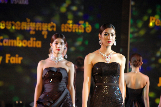 [Photo] Gần 100 công ty tham dự Hội chợ đá quý Campuchia ảnh 6