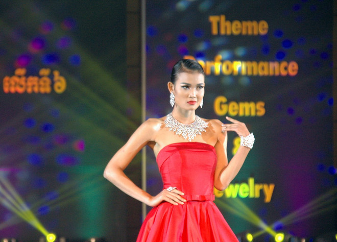 [Photo] Gần 100 công ty tham dự Hội chợ đá quý Campuchia ảnh 5