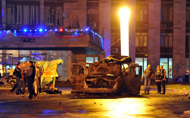 [Photo] Ukraine: Đánh bom nhằm vào xe thủ lĩnh ly khai Donetsk ảnh 3