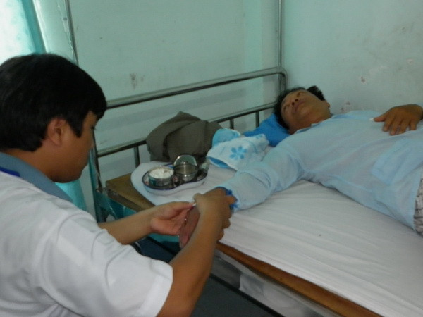 Gần 100 công nhân ở Bình Dương phải nhập viện sau bữa ăn tối ảnh 1