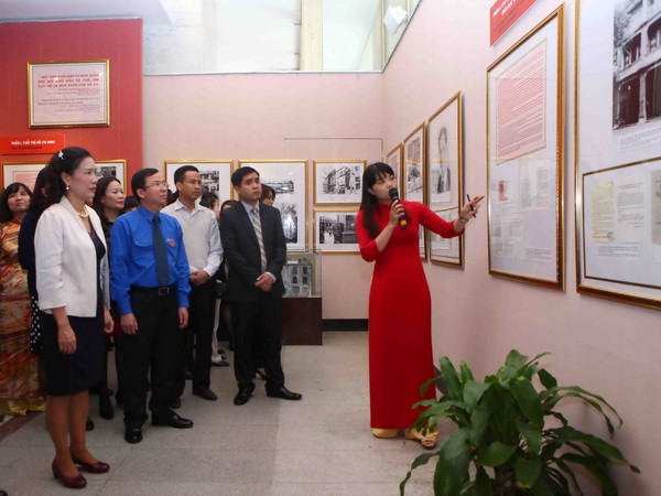 Khai mạc triển lãm chủ đề Chủ tịch Hồ Chí Minh với thế hệ trẻ ảnh 1