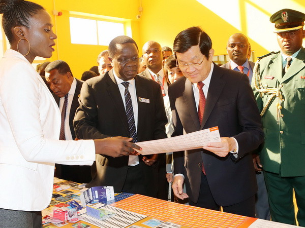 Chủ tịch nước thăm hỏi cán bộ viễn thông Việt Nam tại Tanzania ảnh 1