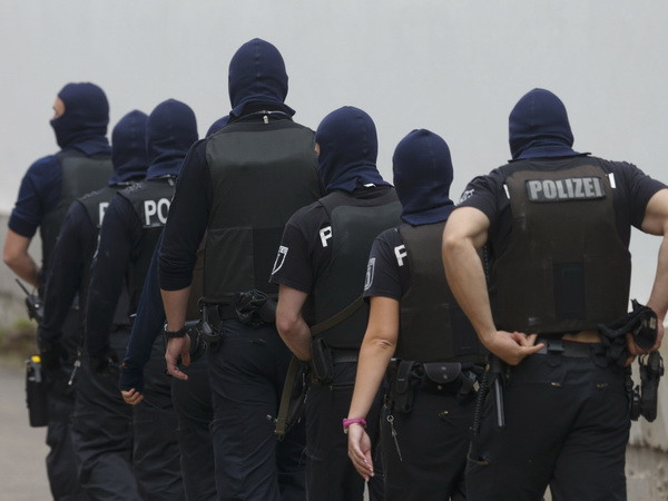 Truy quét các đường dây đưa người trái phép vào nước Đức ảnh 1