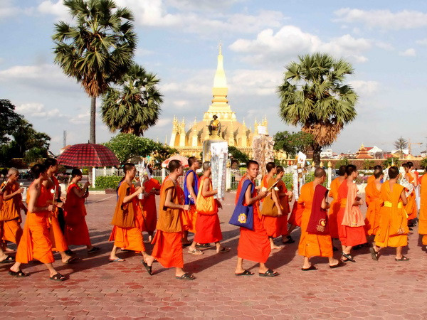 Các nhà sư tập trung về Thạt Luổng dâng hương, hoa lên Đức Phật. (Ảnh: Hoàng Chương/Vietnam+) Mặt trận và Liên minh Phật giáo Lào tổ chức lễ Phật Đản 2014 ảnh 2