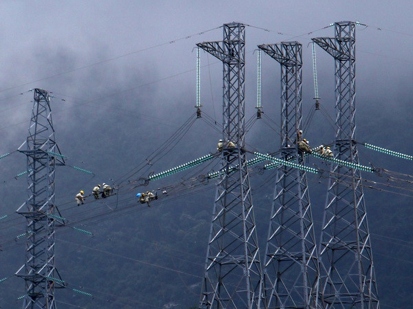 Sửa chữa đường dây 500kV. (Ảnh: Ngọc Hà/TTXVN) Phải công khai, minh bạch cơ chế tính giá điện, xăng dầu ảnh 3