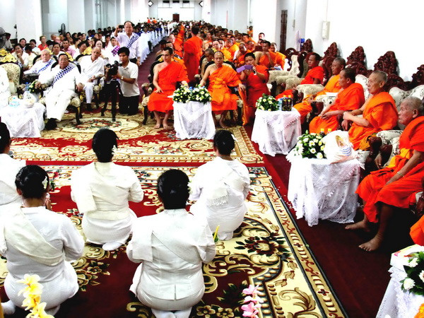 Toàn cảnh đại lễ. (Ảnh: Hoàng Chương/Vietnam+) Mặt trận và Liên minh Phật giáo Lào tổ chức lễ Phật Đản 2014 ảnh 1
