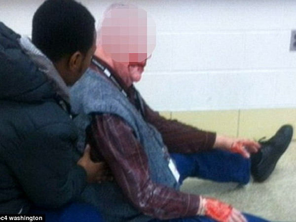 Thầy giáo Mỹ bị học trò hành hung vì phân biệt chủng tộc ảnh 1