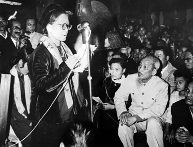 Chủ tịch Hồ Chí Minh dự cuộc ngâm thơ mừng xuân của các phụ lão và văn nghệ sỹ tổ chức tại Văn Miếu-Quốc Tử Giám, ngày 5/2/1962 (mùng 1 Tết Nguyên đán Nhâm Dần). (Ảnh: Tư liệu/TTXVN phát) ttxvn_3008_bac ho nghe si (1).jpg