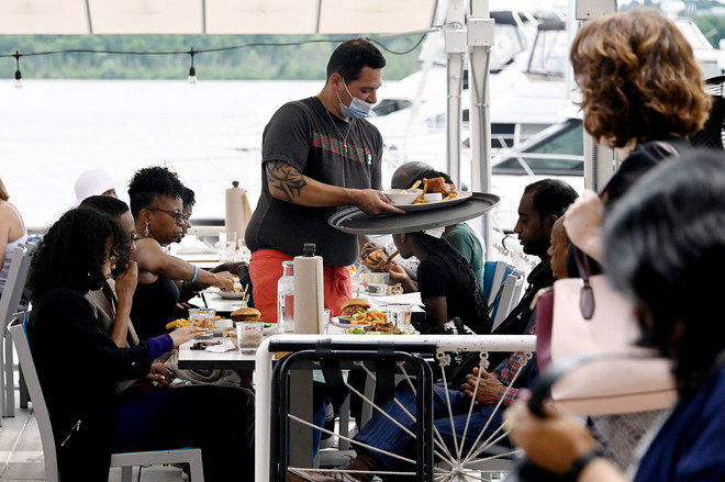 Nhân viên phục vụ tại một nhà hàng ở Alexandria, Virginia, Mỹ. (Ảnh: AFP/TTXVN) ttxvn_3008_that nghiep my.jpg