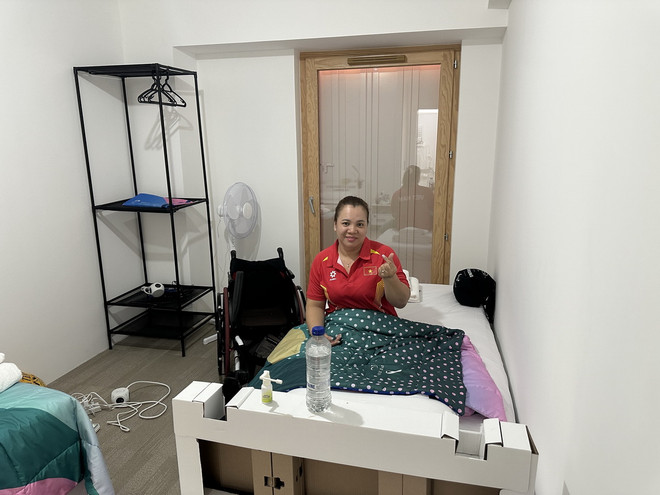 Vận động viên Đặng Thị Linh Phượng đang sắp xếp lại đồ đạc trong phòng ngủ của mình ở Làng Olympic. (Ảnh: Ngọc Hiệp/TTXVN) ttxvn_3008_vdv viet nam (2).jpeg