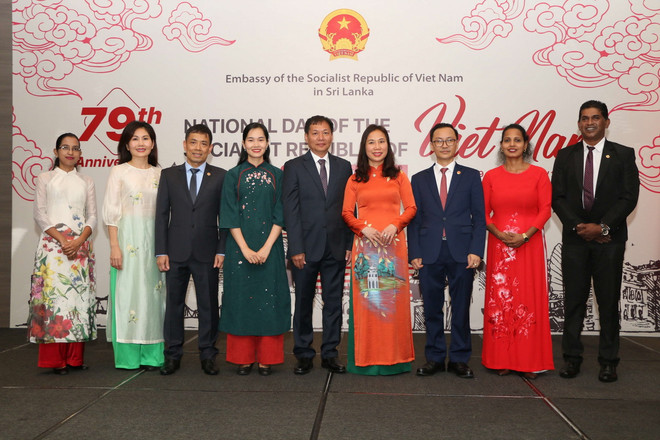 Đại sứ Trịnh Thị Tâm chụp ảnh cùng tập thể thành viên Đại sứ quán Việt Nam tại Sri Lanka. (Ảnh: TTXVN phát) ttxvn_3008_vn srilanka (4).jpg