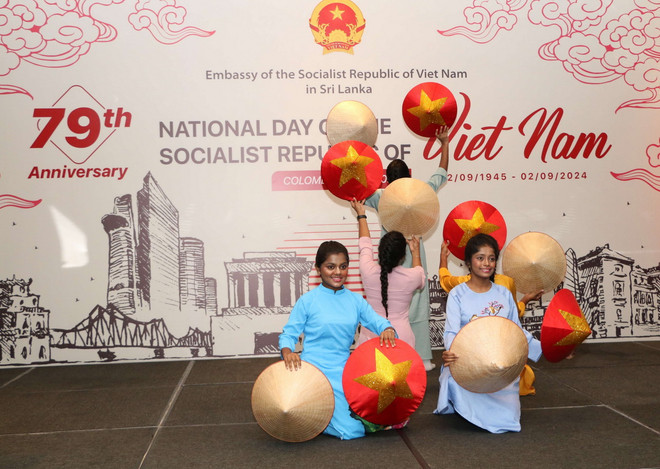 Các cháu bé Sri Lanka múa nón lá thể hiện bài hát "Việt Nam quê hương tôi." (Ảnh: TTXVN phát) ttxvn_3008_vn srilanka (5).jpg