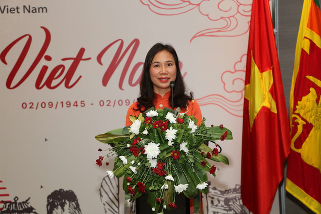 Đại sứ Trịnh Thị Tâm phát biểu tại buổi lễ. (Ảnh: TTXVN phát) ttxvn_3008_vn srilanka (2).jpg