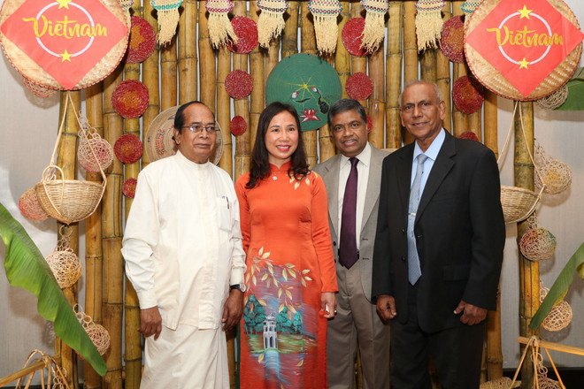 Đại sứ Trịnh Thị Tâm với lãnh đạo Đảng Cộng sản Sri Lanka. (Ảnh: TTXVN phát) ttxvn_3008_vn srilanka (3).jpg
