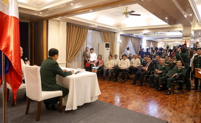 Bộ trưởng Quốc phòng Phan Văn Giang và Bộ trưởng Quốc phòng Gilberto Teodoro chủ trì họp báo sau hội đàm. (Ảnh: Lê Dương/TTXVN) ttxvn_3008_phan van giang philippines (3).jpg