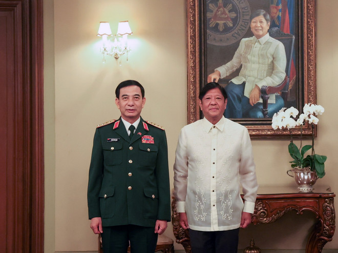 Bộ trưởng Quốc phòng Phan Văn Giang chào xã giao Tổng thống Philippines Ferdinand Marcos Jr. (Ảnh: Lê Dương/TTXVN) ttxvn_3008_phan van giang philippines (4).jpg