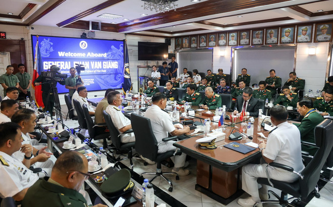 Đoàn đại biểu cấp cao Bộ Quốc phòng Việt Nam làm việc với Bộ Tư lệnh Hải quân Philippines. (Ảnh: Lê Dương/TTXVN) ttxvn_3008_phan van giang philippines (7).jpg