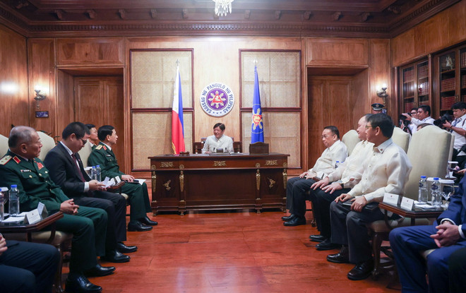 Bộ trưởng Quốc phòng Phan Văn Giang chào xã giao Tổng thống Philippines Ferdinand Marcos Jr. (Ảnh: Lê Dương/TTXVN) ttxvn_3008_phan van giang philippines (10).jpg