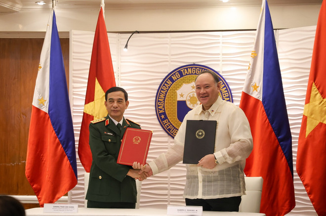 Bộ trưởng Quốc phòng Phan Văn Giang và Bộ trưởng Quốc phòng Gilberto Teodoro trao Ý định thư giữa hai Bộ về tăng cường hợp tác trong lĩnh vực quân y. (Ảnh: Lê Dương/TTXVN) ttxvn_3008_phan van giang philippines (1).jpg