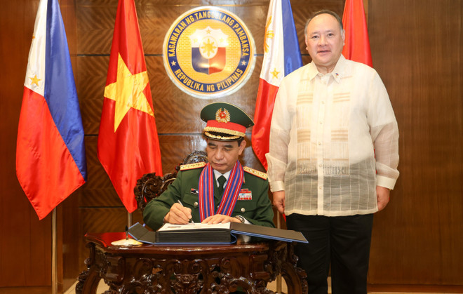 Bộ trưởng Quốc phòng Phan Văn Giang ký sổ vàng lưu niệm tại Bộ Quốc phòng Philippines. (Ảnh: Lê Dương/TTXVN) ttxvn_3008_phan van giang philippines (11).jpg