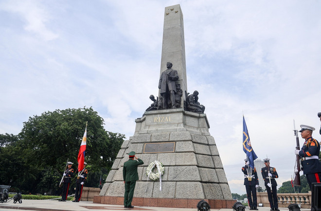 Bộ trưởng Phan Văn Giang đặt hoa tại Tượng đài Rizal. (Ảnh: Lê Dương/TTXVN) ttxvn_3008_phan van giang philippines (8).jpg