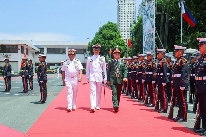 Bộ trưởng Phan Văn Giang dự lễ đón tại Bộ Tư lệnh Hải quân Philippines. (Ảnh: Lê Dương/TTXVN) ttxvn_3008_phan van giang philippines (5).jpg