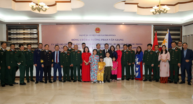 Đoàn đại biểu cấp cao Bộ Quốc phòng Việt Nam chụp ảnh lưu niệm với cán bộ Đại sứ quán và các cơ quan đại diện Việt Nam tại Philippines. (Ảnh: Lê Dương/TTXVN) ttxvn_3008_phan van giang philippines (9).jpg