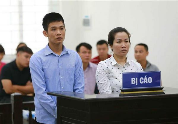 Bị cáo Đỗ Thị Bích Hằng và bị cáo Đào Văn Tùng. (Ảnh: Doãn Tấn/TTXVN) Phạt 8 năm tù cựu thiếu tá công an thuê côn đồ bắn người ảnh 1