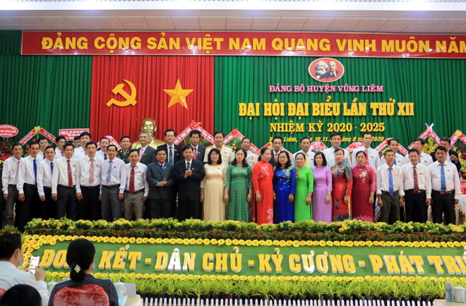 Ban Chấp hành Đảng bộ huyện Vũng Liêm nhiệm kỳ 2020-2025 ra mắt Đại hội. (Ảnh: Phạm Minh Tuấn/TTXVN) Tỉnh Vĩnh Long hoàn thành đại hội đảng bộ cấp trên cơ sở ảnh 1