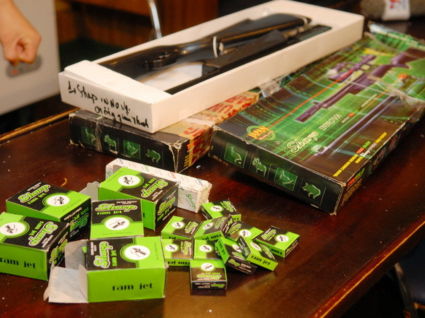 Bình Dương: Bắt giữ lô hàng súng hơi và rượu lậu số lượng "khủng" ảnh 1