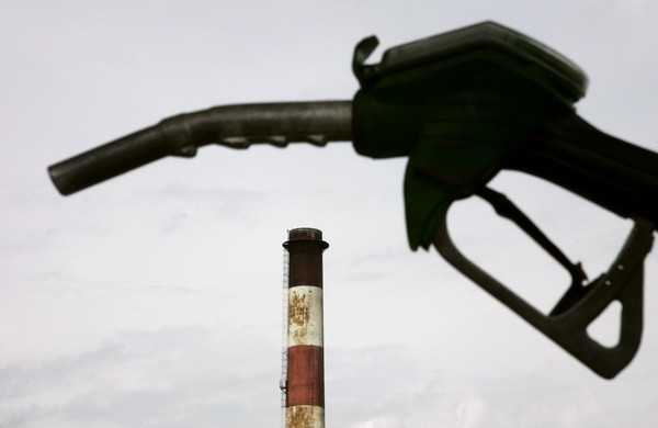 Sản lượng tháng 11 của OPEC lập kỷ lục làm giá dầu giảm trở lại ảnh 1