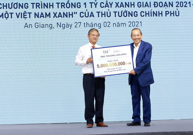 Phó Thủ tướng Thường trực Chính phủ Trương Hòa Bình trao tặng huyện Tri Tôn, tỉnh An Giang 5 tỷ đồng xây dựng trường mầm non. (Ảnh: Thanh Sang/TTXVN) An Giang có lợi thế phát triển nông nghiệp theo hướng công nghệ cao ảnh 2