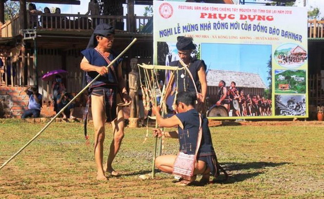 Già làng thực hiện các nghi lễ Khánh thành Nhà Rông mới. (Ảnh: Hồng Điệp/TTXVN) Festival Cồng chiêng Tây Nguyên: Phục dựng Lễ khánh thành Nhà Rông mới ảnh 4