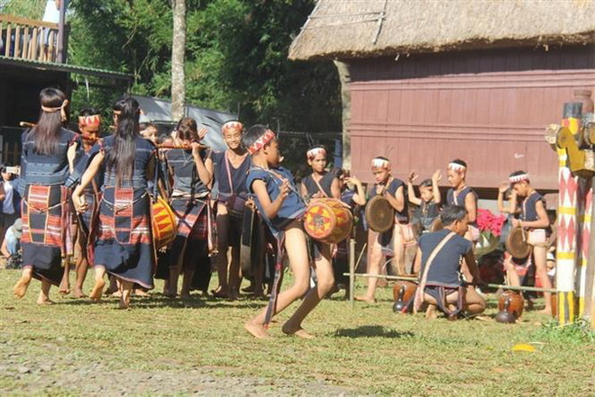 Quang cảnh nghi lễ.(Ảnh: Hồng Điệp/TTXVN) Festival Cồng chiêng Tây Nguyên: Phục dựng Lễ khánh thành Nhà Rông mới ảnh 3