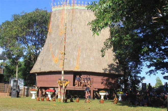 Quang cảnh nghi lễ. (Ảnh: Hồng Điệp/TTXVN) Festival Cồng chiêng Tây Nguyên: Phục dựng Lễ khánh thành Nhà Rông mới ảnh 1