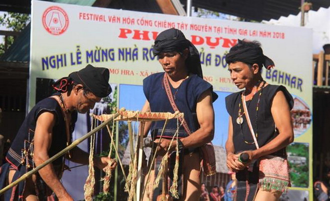 Già làng thực hiện các nghi lễ Khánh thành Nhà Rông mới. (Ảnh: Hồng Điệp/TTXVN) Festival Cồng chiêng Tây Nguyên: Phục dựng Lễ khánh thành Nhà Rông mới ảnh 2