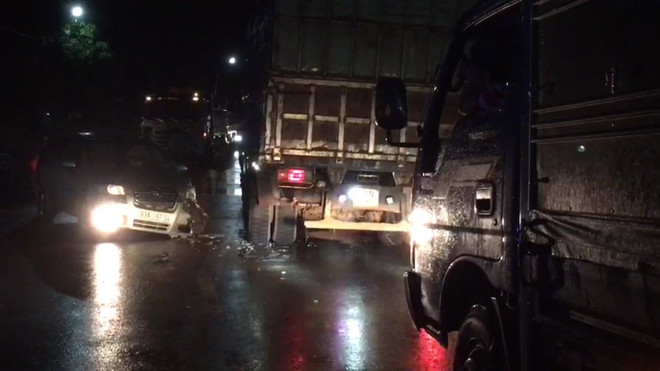 Xe 4 chỗ đấu đầu xe tải trong mưa bão, 2 tài xế may mắn thoát chết ảnh 1