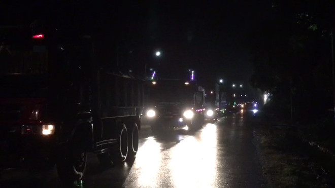 Xe 4 chỗ đấu đầu xe tải trong mưa bão, 2 tài xế may mắn thoát chết ảnh 2